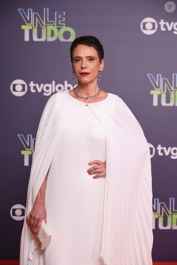 Malu Galli surgiu em vestido branco deslumbrante na festa de 'Vale Tudo'