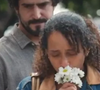 Erro em Vale Tudo: Raquel (Taís Araújo) joga margarida no caixão de Rubinho (Julio Andrade), mas é uma margarida que aparece