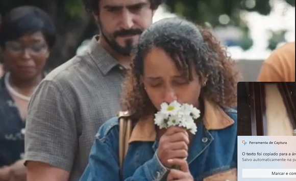 Erro em Vale Tudo: Raquel (Taís Araújo) joga margarida no caixão de Rubinho (Julio Andrade), mas é uma margarida que aparece