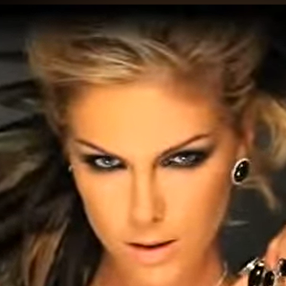 2010 - paralelamente, consolidava-se como uma empresária de sucesso, com um vasto império de produtos licenciados que geravam um faturamento expressivo no varejo