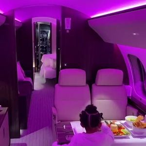 Interior do jatinho de Kylie Jenner revela cabine com assentos de couro personalizados e iluminação ambiente