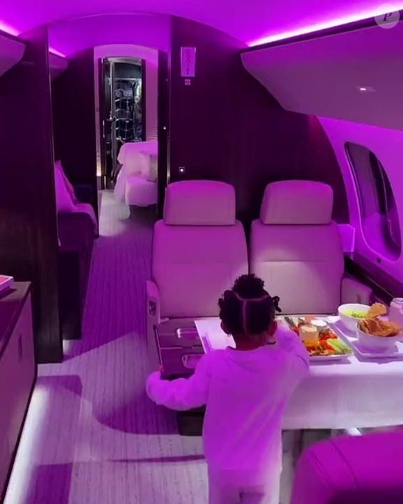 Interior do jatinho de Kylie Jenner revela cabine com assentos de couro personalizados e iluminação ambiente