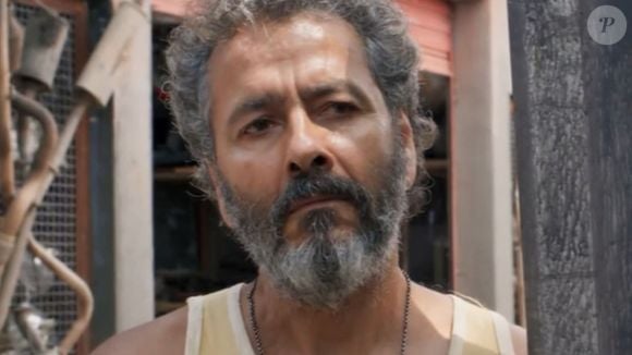 Joaquim (Marcos Palmeira) fige ser mordomo de Arminda