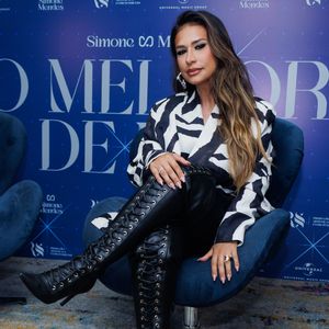 Simone Mendes reuniu a imprensa em Brasília para falar do DVD “O Melhor de Mim”, mas foi a bota de cano alto que acabou roubando os holofotes