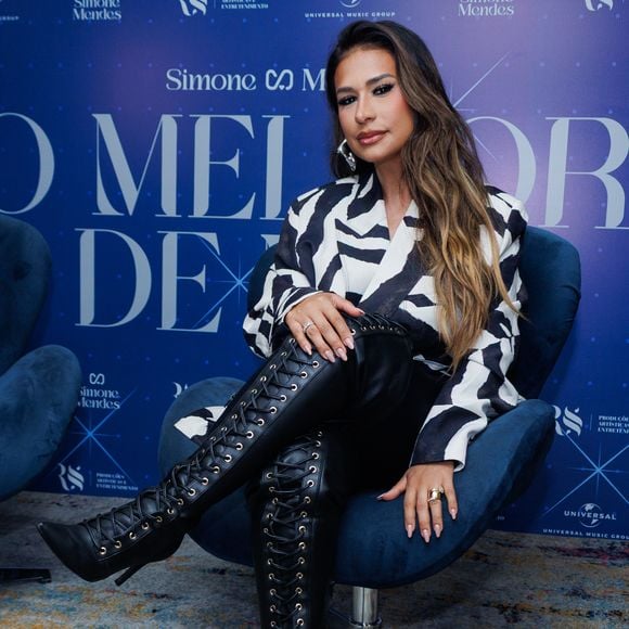 Simone Mendes reuniu a imprensa em Brasília para falar do DVD “O Melhor de Mim”, mas foi a bota de cano alto que acabou roubando os holofotes