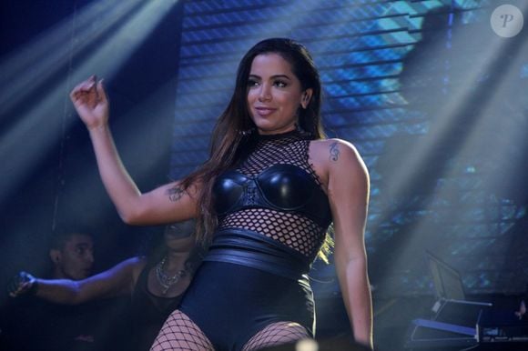 Anitta lidera o ranking das famosas com os pés mais admirados pela web