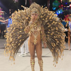 Fantasia de Mayara Lima, rainha de bateria da Paraíso do Tuiuti, é muito mais leve que a média dos looks, com um costeiro de cerca de 1kg