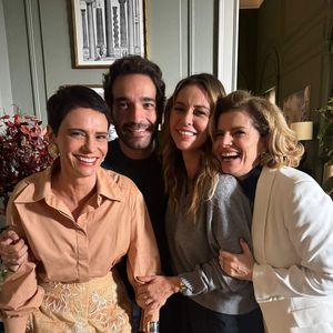 Humberto Carrão, Débora Bloch e Malu Galli deram um buquê para Paolla Oliveira e cantaram 'parabéns' para a atriz