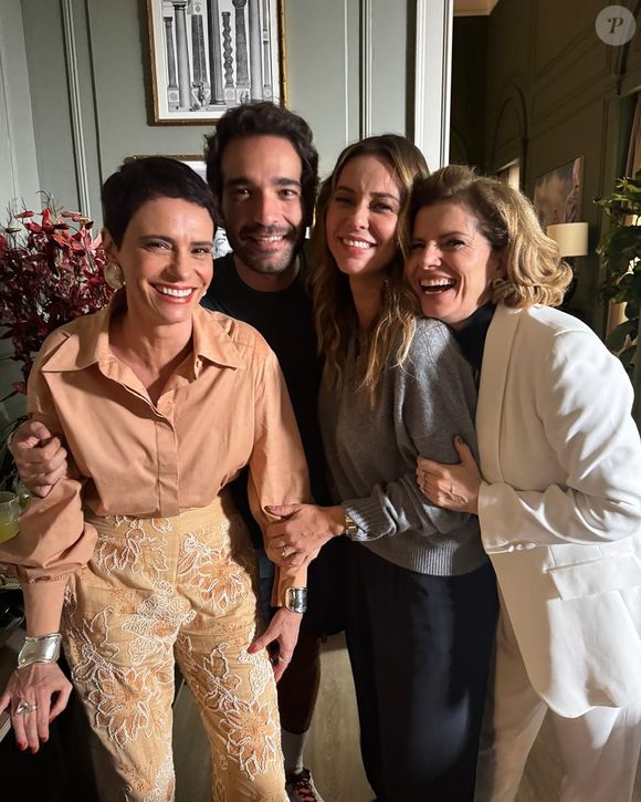 Humberto Carrão, Débora Bloch e Malu Galli deram um buquê para Paolla Oliveira e cantaram 'parabéns' para a atriz