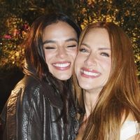 Bruna Marquezine abre álbum da renovação de votos de Bruno Gagliasso e Gio Ewbank e atriz comenta polêmica com buquê: 'Temos provas'