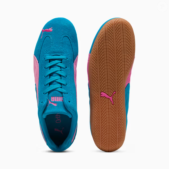 O modelo da PUMA tem cabedal em couro, entressola e sola de borracha, além da Faixa Suede Formstrip PUMA e do logo PUMA Cat bordado na ponta do pé