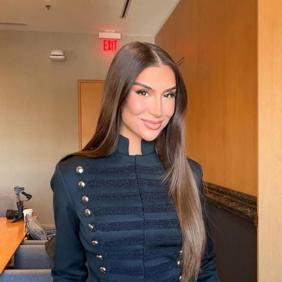 A influenciadora Bianca Andrade, conhecida como Boca Rosa, chamou atenção durante evento em Harvard ao apostar em um look alinhado à estética militar fashionista que virou tendência entre celebridades e influenciadoras