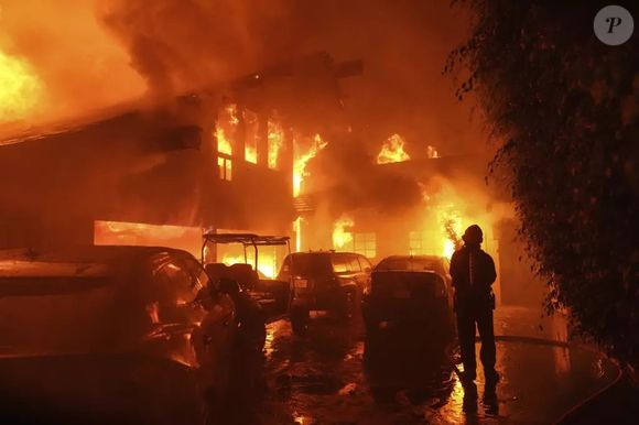 Casa de Paris Hilton pegou fogo em Los Angeles