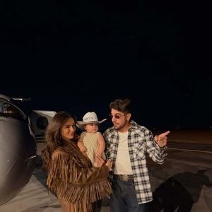 Rafa Kalimann e Nattan curtem a Festa do Peão de Barretos com a filha, Zuza, que também entrou no clima country