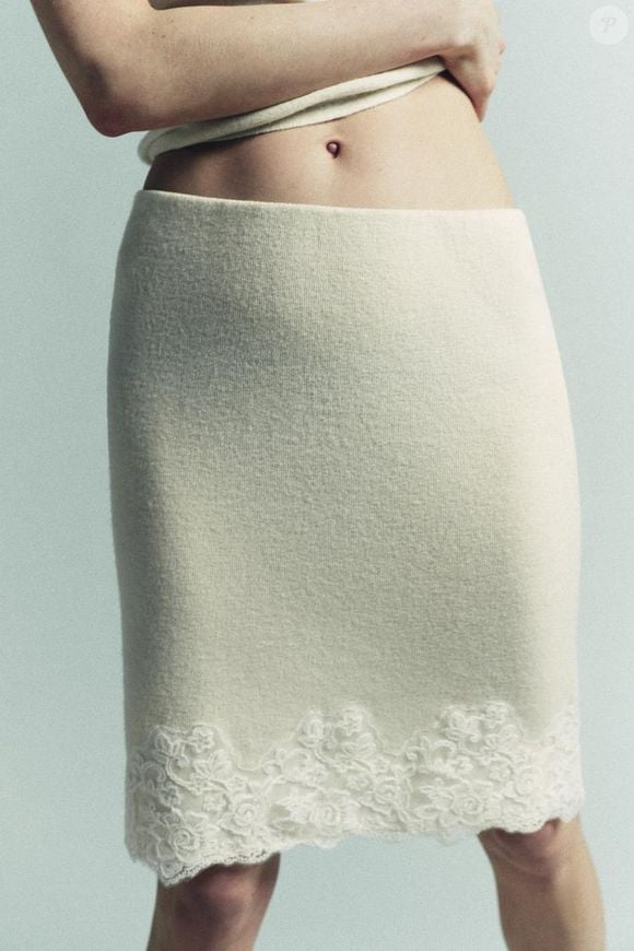As saias lápis voltam com tudo nesta temporada, agora renovadas com aplicações de renda e bordados florais marcantes e acabamento no mesmo tom. O resultado é um visual com inspiração invernal que, na saia branca, ganha sofisticação com um tecido que mistura lã sem exageros. O modelo está disponível por R$ 399,00.