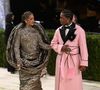 Rihanna e A$AP Rocky foram flagrados em vídeo antes do Met Gala 2026; imagens levantaram suspeitas de uma possível discussão