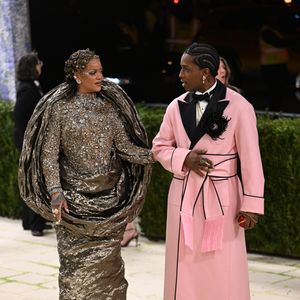 Rihanna e A$AP Rocky foram flagrados em vídeo antes do Met Gala 2026; imagens levantaram suspeitas de uma possível discussão
