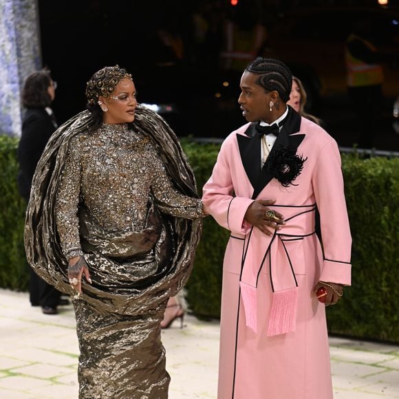 Rihanna e A$AP Rocky foram flagrados em vídeo antes do Met Gala 2026; imagens levantaram suspeitas de uma possível discussão