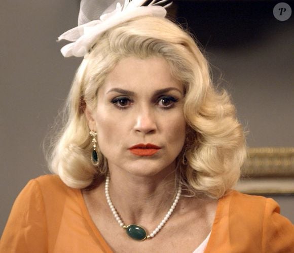 Sandra (Flávia Alessandra) vai se sentir dona de Policarpo e o deixará preso na fábrica