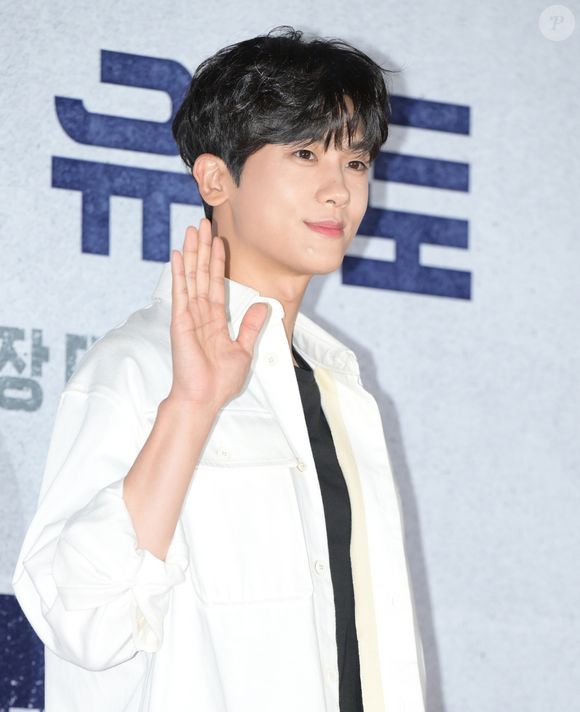 Park Hyung-sik tornou-se conhecido em 2010, como membro do grupo ZE:A