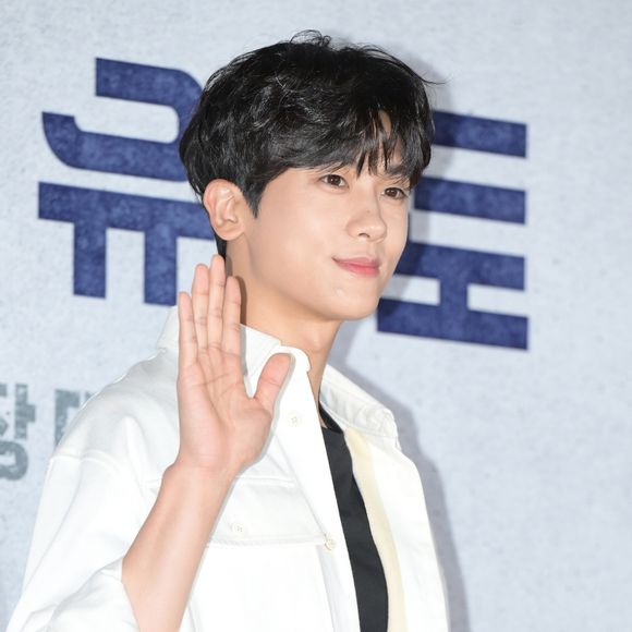 Park Hyung-sik tornou-se conhecido em 2010, como membro do grupo ZE:A