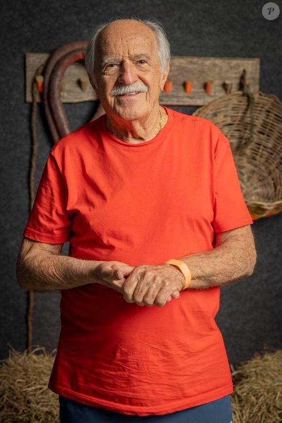 Ary Fontoura, aos 93 anos, tornou-se um fenômeno também fora da televisão. O veterano conquistou milhões de seguidores nas redes sociais com vídeos descontraídos, mostrando que alegria, bom humor e disposição podem acompanhar qualquer fase da vida.