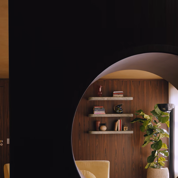 Um dos elementos mais marcantes do apartamento de Manu Gavassi e Jullio Reis é um recorte circular em um painel de jacarandá, inspirado na satori no mado, janela encontrada em templos zen-budistas do Japão e associada à imagem da lua cheia