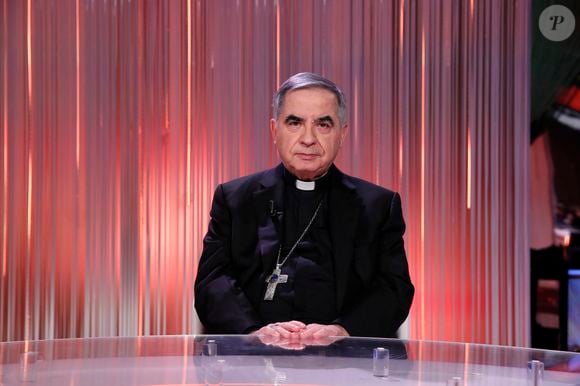 Mesmo inelegível para cargos públicos, Becciu usa brechas do sistema para influenciar a sucessão papal.