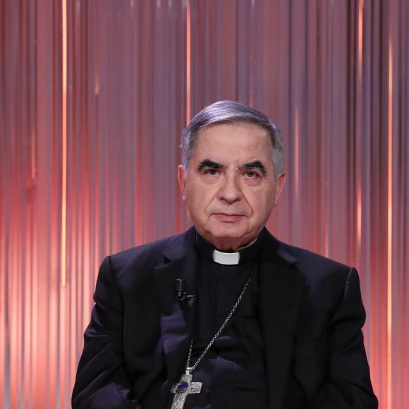 Mesmo inelegível para cargos públicos, Becciu usa brechas do sistema para influenciar a sucessão papal.