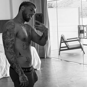 Zé Felipe exibiu um volume na cueca e chamou atenção dos internautas