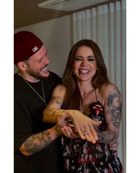 Ferrugem emocionou a noiva, Thaís Vasconcellos, com pedido de casamento
