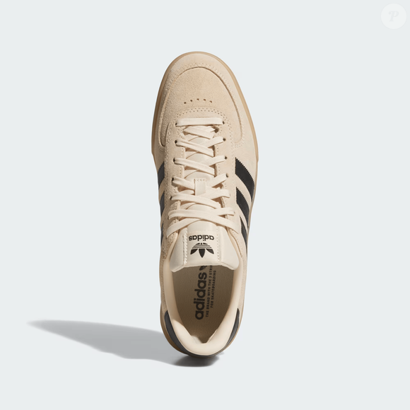 À venda no site da adidas Brasil, o GLENBURN bege custa R$ 599,99, com parcelamento em até 6 vezes de R$ 100,00 sem juros, segundo a marca