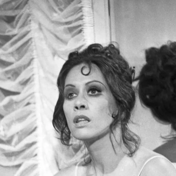 Dina Staf nasceu em São Paulo, e ganhou notoriedade não só como atriz no teatro, bem como na TV.