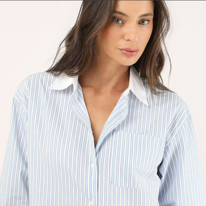 A camisa listrada da collab Silvia Braz + Riachuelo aposta em elegância clássica com detalhes modernos