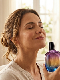 Lançado em 2006, este perfume clássico da Natura aparece atualizado como 'biohacking olfativo' que rejuvenesce a mente e ajuda a controlar o estresse no dia a dia