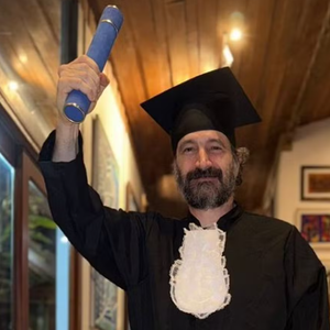 Além de ator, Caco Ciocler é formado em Biologia.