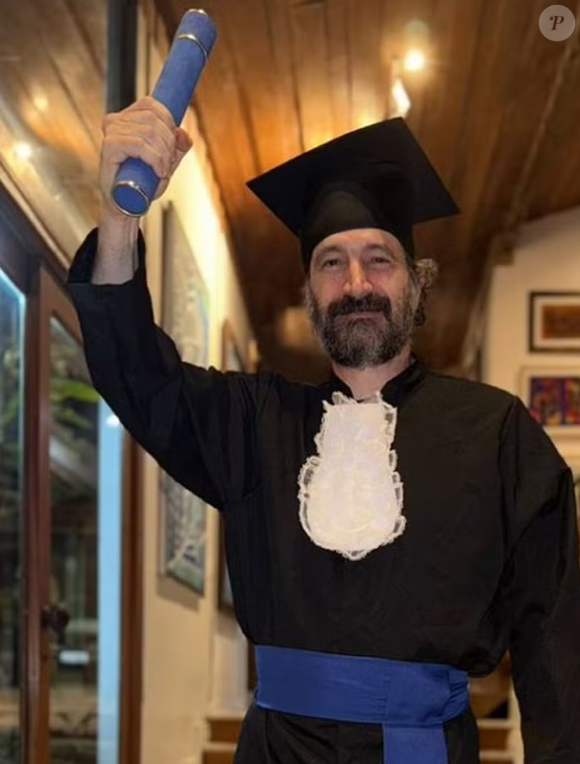 Além de ator, Caco Ciocler é formado em Biologia.