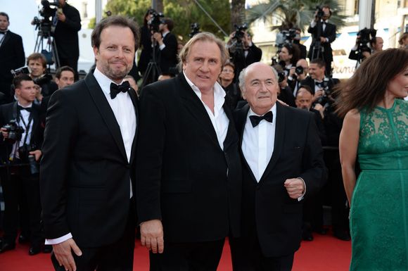 Joseph Blatter lança 'United Passion' ao lado do ator Gerard Depardieu e do diretor Frédéric Auburtin no Festival de Cannes de 2014