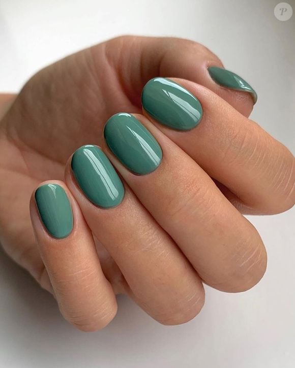 Unhas na cor verde bambu deixam a esmaltação elegante e rejuvenescem as mãos para o Outono 2026.