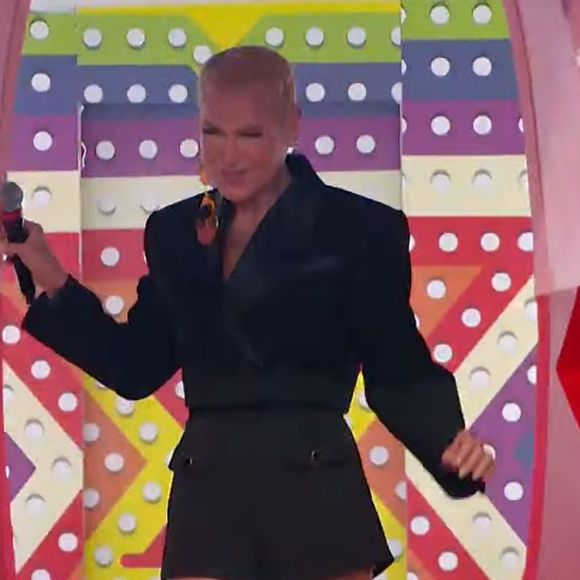 Xuxa marcou presença no palco do SBT neste domingo (23).