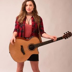 2022: Alice Wegmann interpretou a protagonista da série 'Rensga Hits!', uma cantora sertaneja sonhadora