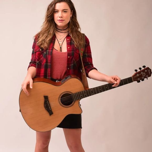 2022: Alice Wegmann interpretou a protagonista da série 'Rensga Hits!', uma cantora sertaneja sonhadora