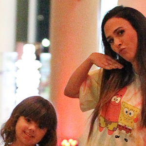 Tatá Werneck com Clara Maria, de 6 anos, roubam a cena no shopping