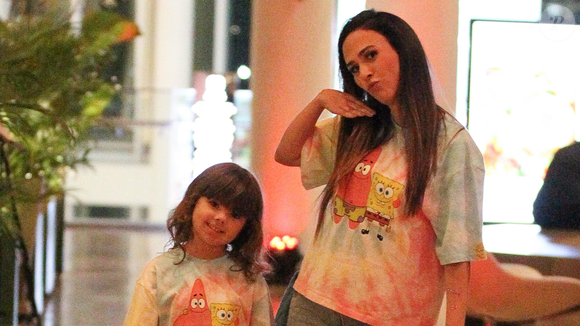 Tatá Werneck com Clara Maria, de 6 anos, roubam a cena no shopping