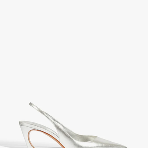 Agora, essa referência da Princesa Diana ganha nova vida com o modelo Scarpin Slingback Lexi Mid Couro Prata da Schutz
