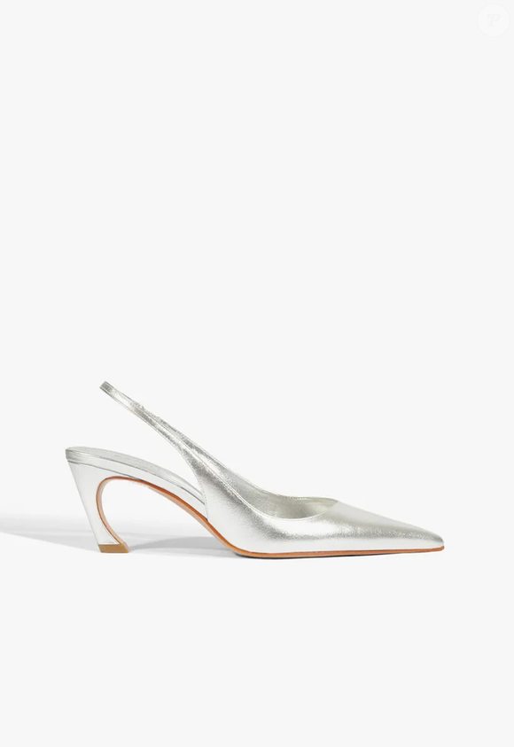 Agora, essa referência da Princesa Diana ganha nova vida com o modelo Scarpin Slingback Lexi Mid Couro Prata da Schutz