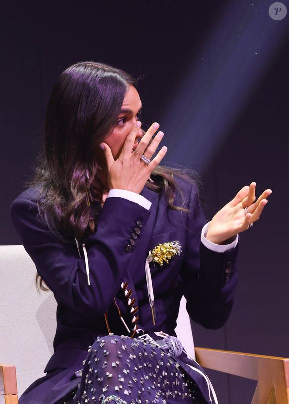 “Há uma comunhão inesperada, e daí? Não é melhor? Eu te amo”, declarou a veterana, arrancando aplausos da plateia e emocionando Marquezine imediatamente.