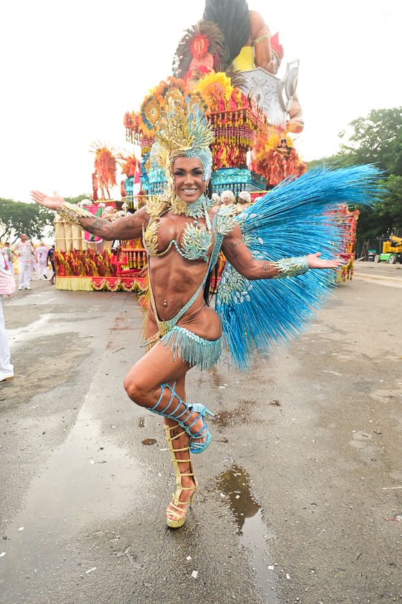 Carnaval 2026 em São Paulo: musa da Barroca Zona Sul, Kamila Simioni também ostentou shape trincado