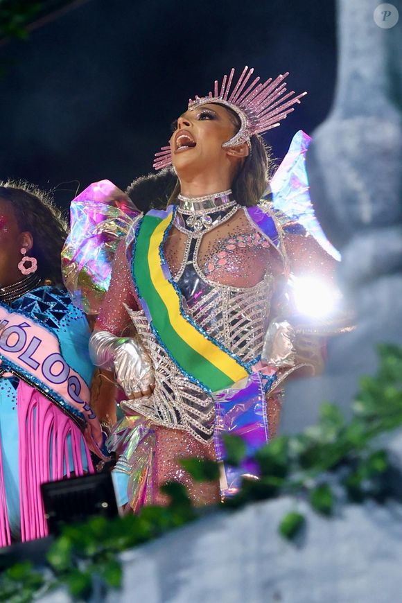 Na comissão de frente da Paraíso do Tuiuti, a deputada federal Erika Hilton surgiu com faixa de presidente