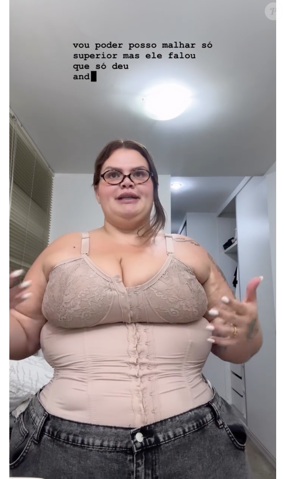 Thais Carla, com 50 kg a menos, revelou também estar usando cinta modeladora para ajudar com o excesso de pele